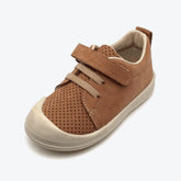 Small Foot Klettschuhe, Größe 24, Modell 'Fufu Foop Brown Model3' in der Farbe Braun, unter einem 30-Grad-Winkel betrachtet.